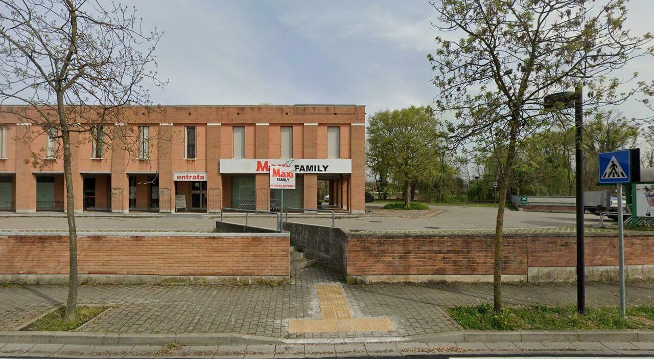 ladro 14enne ruba 50 euro dalla cassa del supermercato le commesse chiamano i carabinieri e lui scoppia a piangere