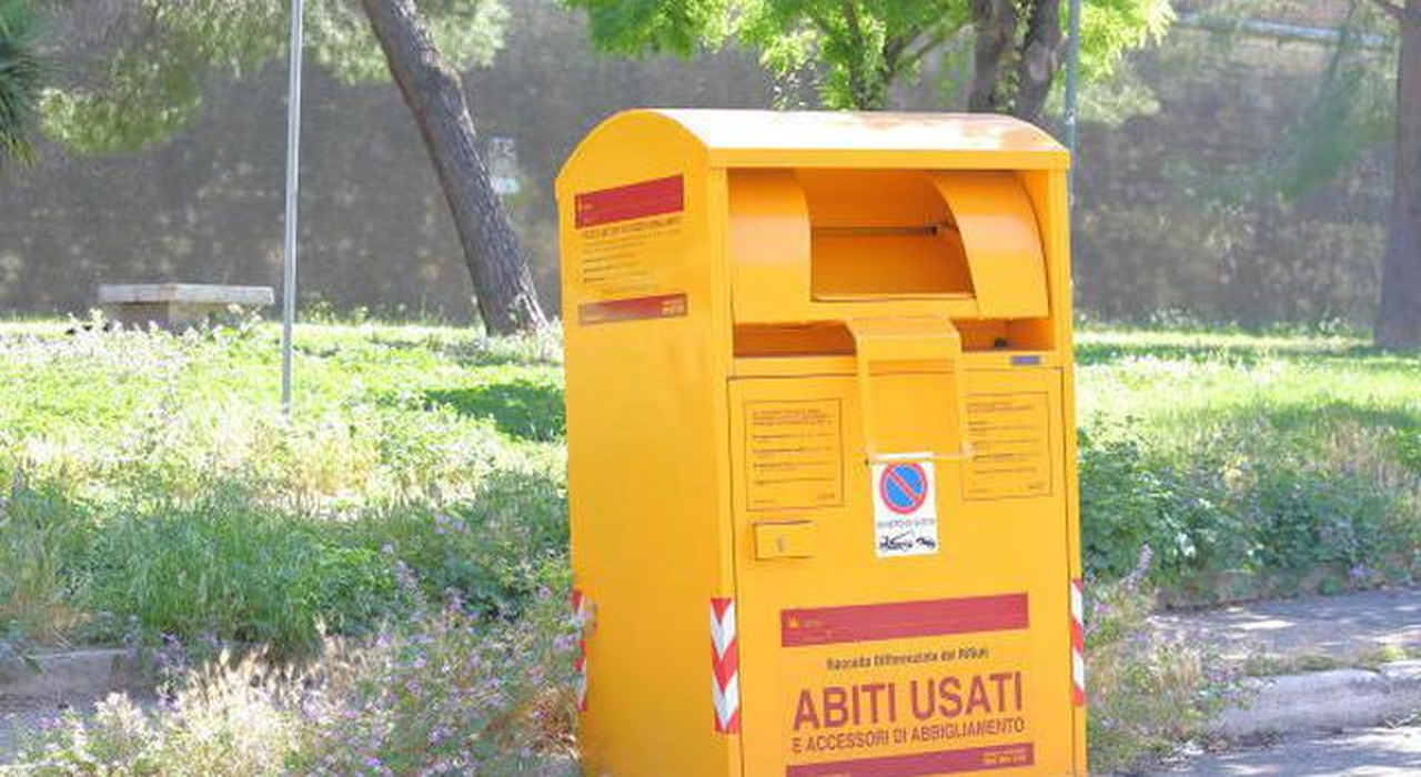 Abiti usati, svolta a Roma: addio ai cassonetti in strada, si