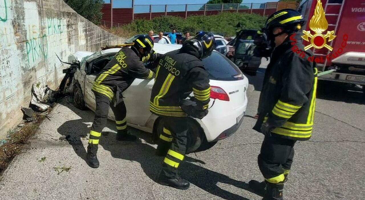 stefano casciello muore a 34 anni nello schianto in curva lo strazio del pap224 sul luogo della tragedia