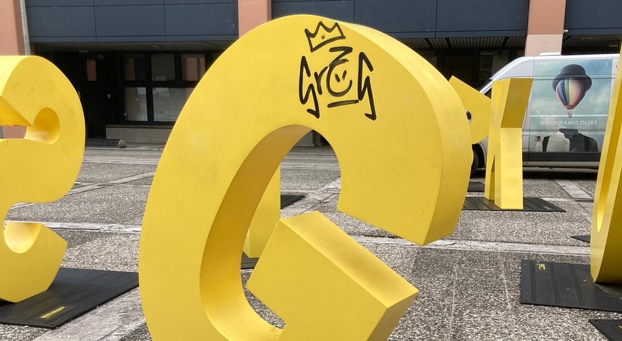 Pordenonelegge, vandali imbrattano (di nuovo) le lettere gialle: ennesimo episodio in piazzetta a poco più di un mese dall Pordenonelegge, vandali imbrattano (di nuovo) le lettere gialle: ennesimo episodio in piazzetta a poco più di un mese dall