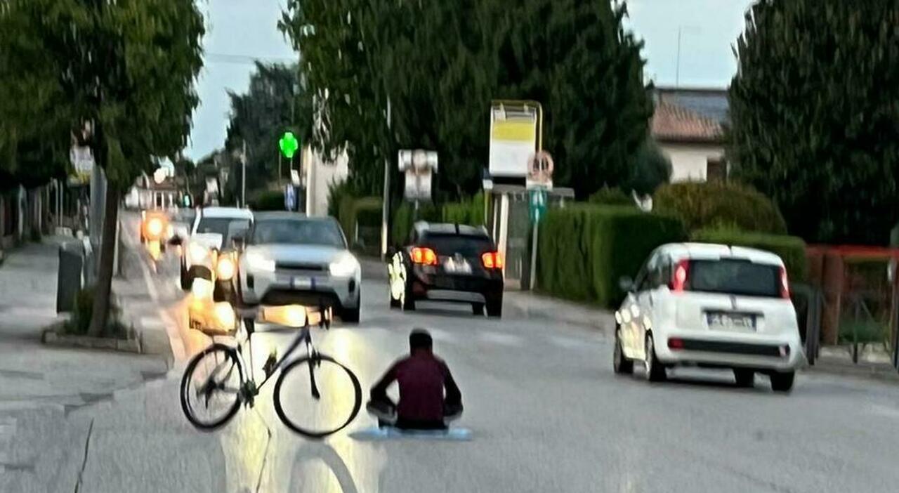 protesta seduto in mezzo all incrocio con le macchine che sfrecciano il sindaco lo vede e lo salva ha rischiato la vita