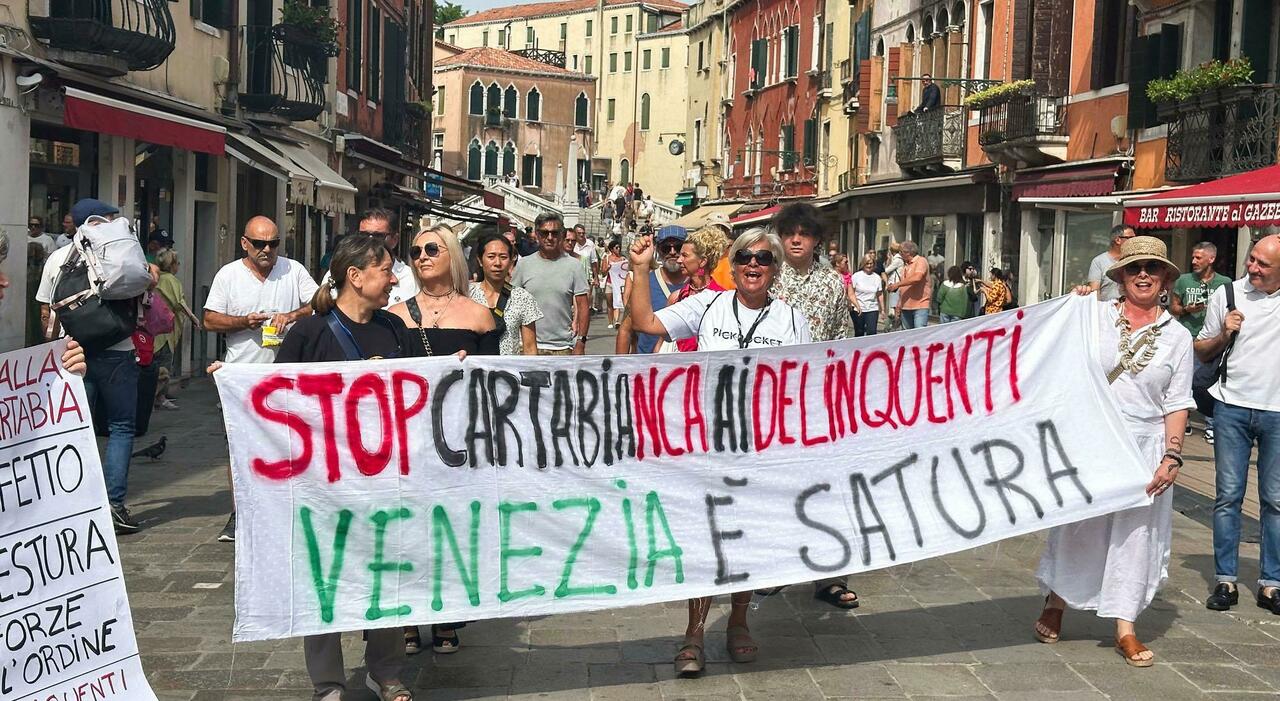 Borseggiatrici contro mamma (anziana) e figlia disabile: Lady Pickpocket e i «Cittadini non distratti» sventano il furto Borseggiatrici contro mamma (anziana) e figlia disabile: Lady Pickpocket e i «Cittadini non distratti» sventano il furto