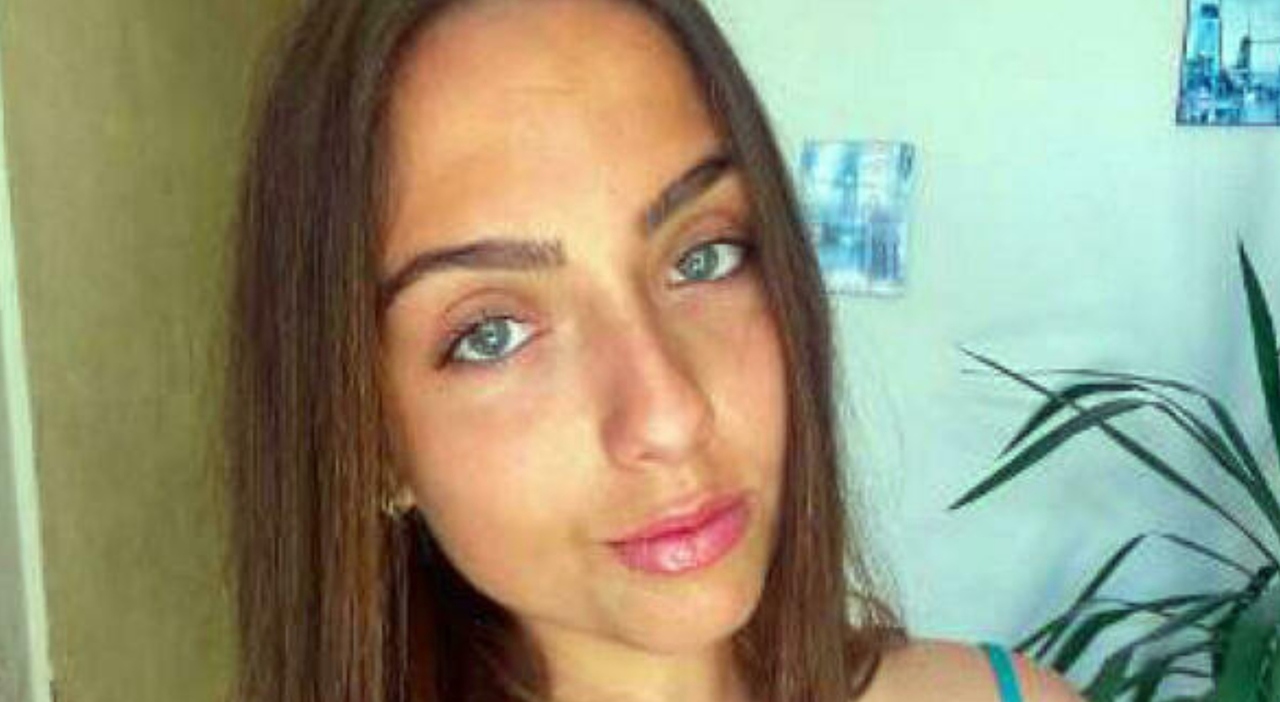 https://statics.cedscdn.it/photos/MED_HIGH/2025/08/06/8999653_06212001_simona_cina_morta_piscina_decine_bottiglie_acolisci_sequestati_oggi_6_8_2025.jpg