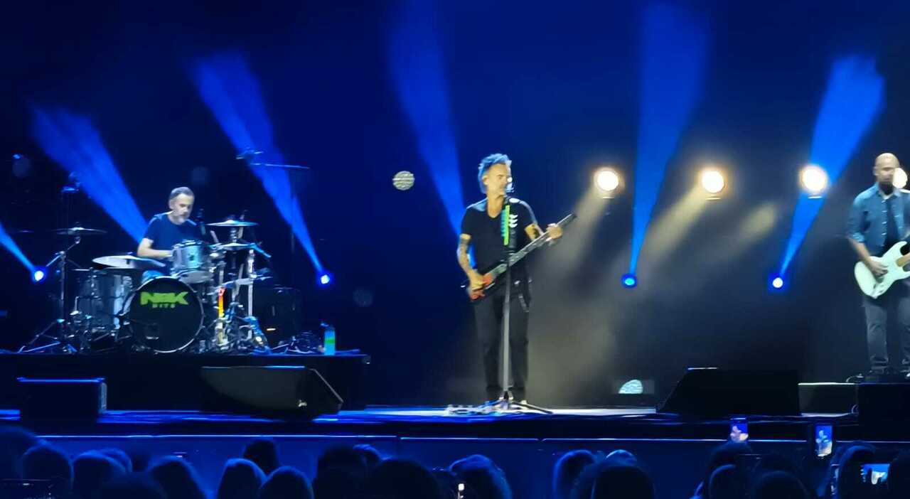 https://statics.cedscdn.it/photos/MED_HIGH/2025/08/06/8999685_06215830_nek_concerto_lignano_sunset_festival.jpg