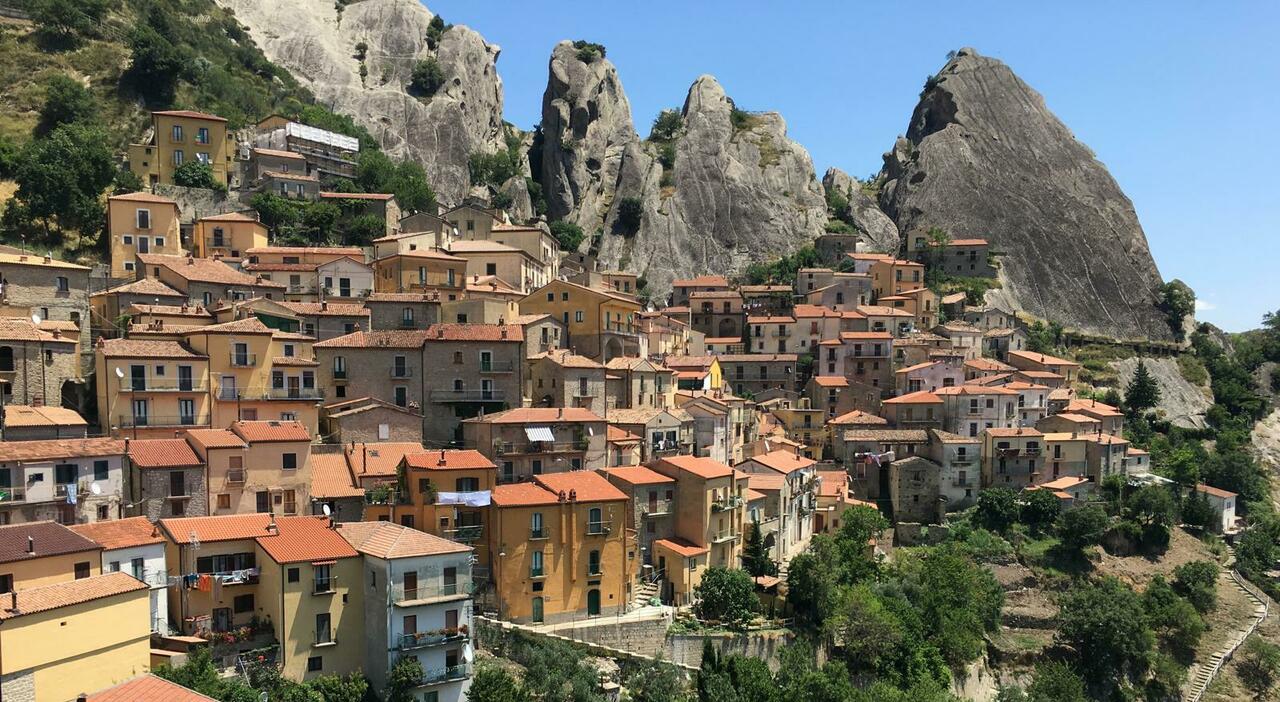 Castelmezzano, ecco le Dolomiti lucane che incantano i turisti Castelmezzano, ecco le Dolomiti lucane che incantano i turisti