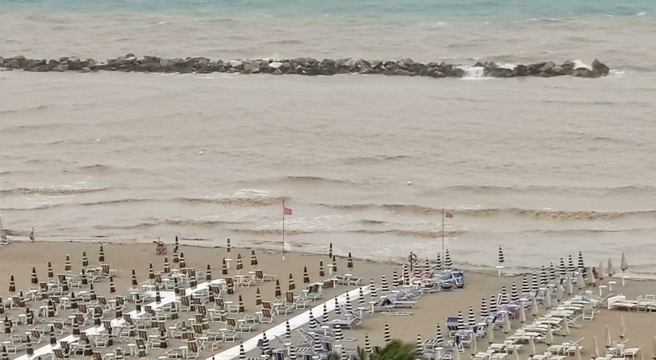 rimini in crisi non solo le spiagge anche gli hotel sono vuoti e gli albergatori abbassano i prezzi siamo in sofferenza
