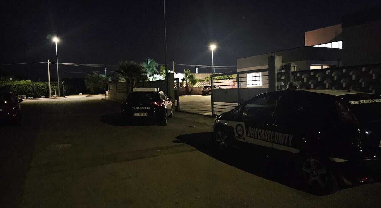 raffica di furti nella zona artigianale di novoli ladri in tre aziende razzia di vestiti griffati