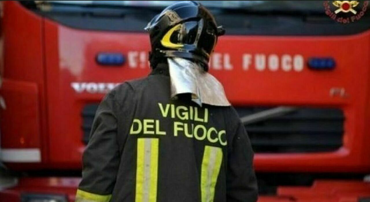 https://statics.cedscdn.it/photos/MED_HIGH/2025/08/07/9000984_07124820_vigili_del_fuoco.jpg