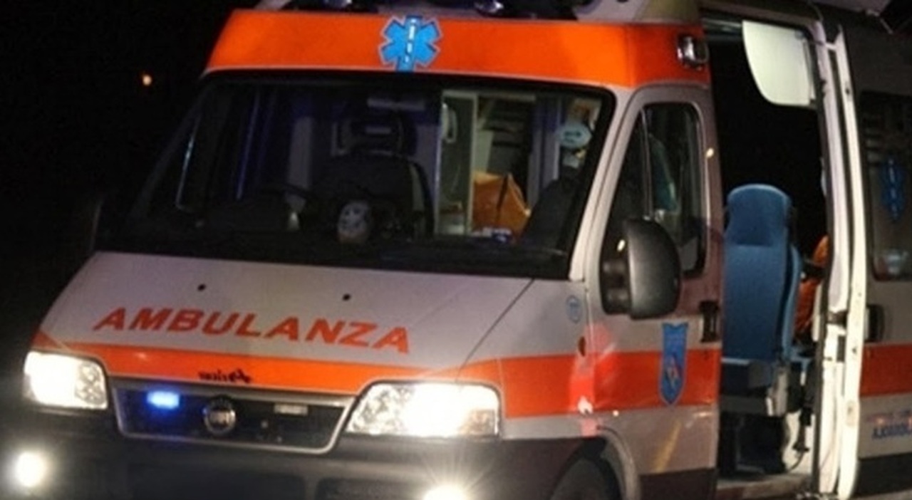 https://statics.cedscdn.it/photos/MED_HIGH/2025/08/07/9001043_07124107_ambulanza_notte.jpg