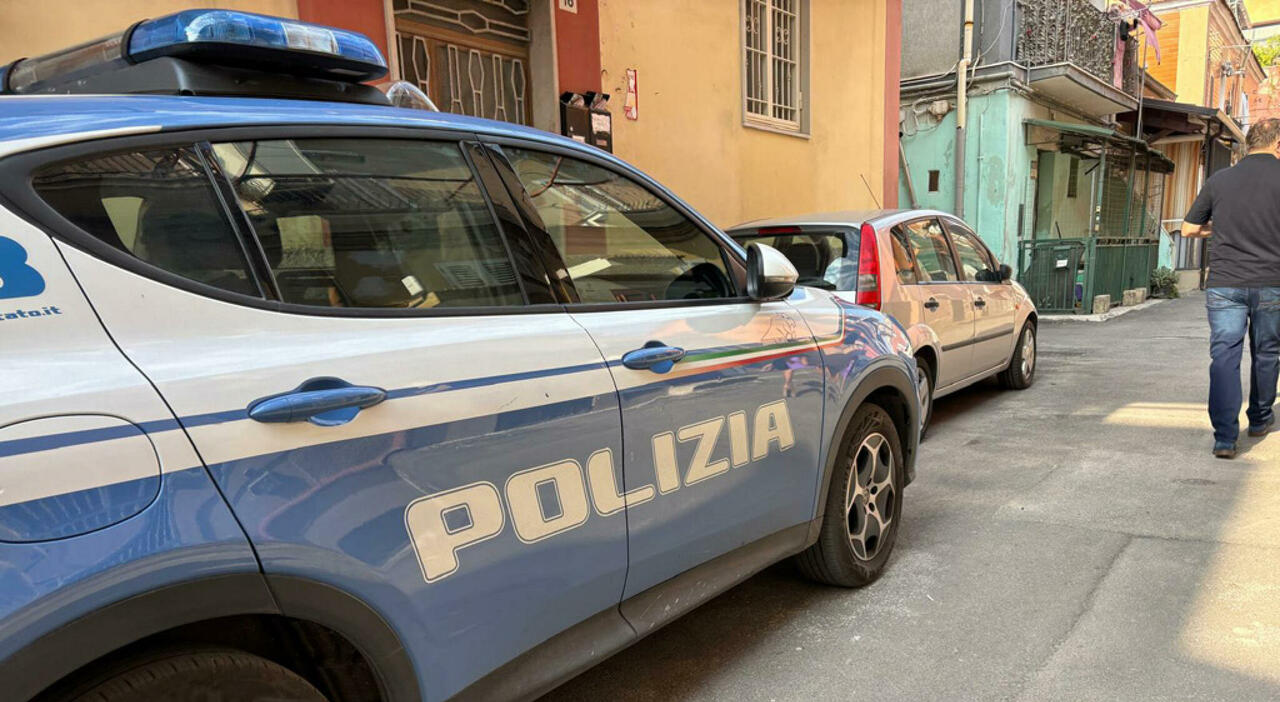 uccisa a coltellate fermato l ex compagno era ancora sporco di sangue sarebbe dovuto essere in carcere ma per la polizia era irrintracciabile