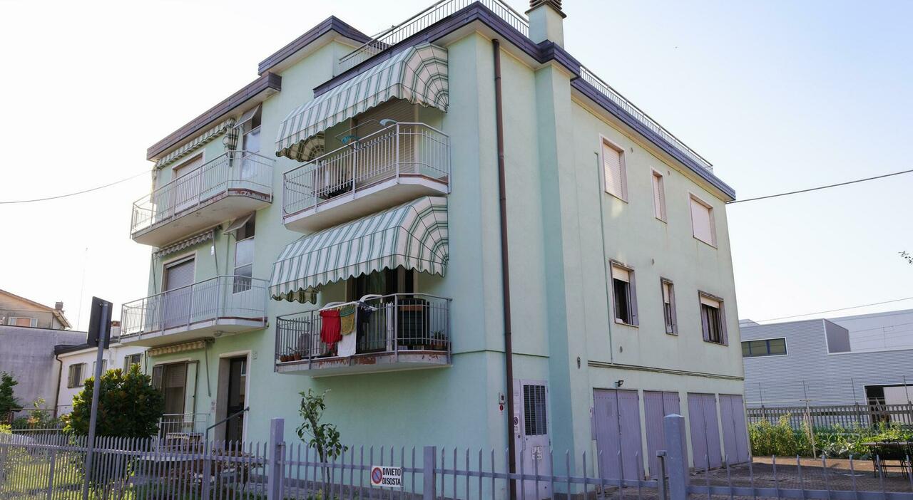 maria ruggi muore dopo l incendio della sua casa respira il fumo e ha un malore salvo il figlio disabile rogo partito da una pentola