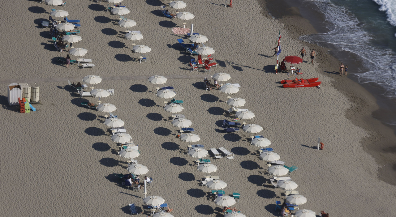 https://statics.cedscdn.it/photos/MED_HIGH/2025/08/07/9001467_07212112_spiagge_ombrelloni_lettini_vuoti_scontro_balneari_consumatori_oggi_8_8_2025.jpg