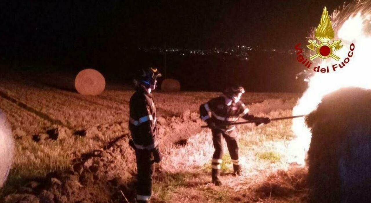 diciotto ore per spegnere l incendio in un campo a montelabbate indagini in corso c232 il sospetto del dolo