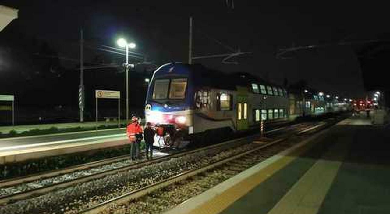 dramma nella notte cammina barcollando sui binari non si accorge del treno e viene travolto dal treno merci a pesaro