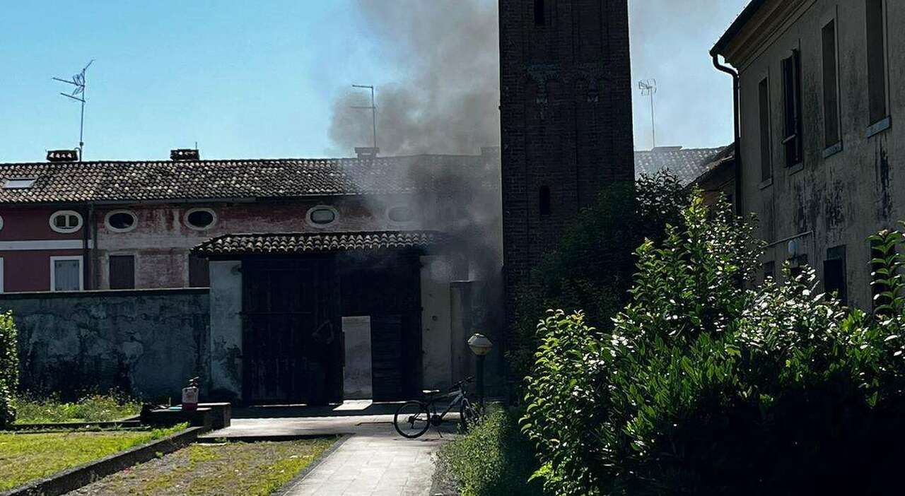 https://statics.cedscdn.it/photos/MED_HIGH/2025/08/08/9002790_08125007_incendio_garage_case_popolari_bombole_gpl_fossalta_di_portogruaro.jpg