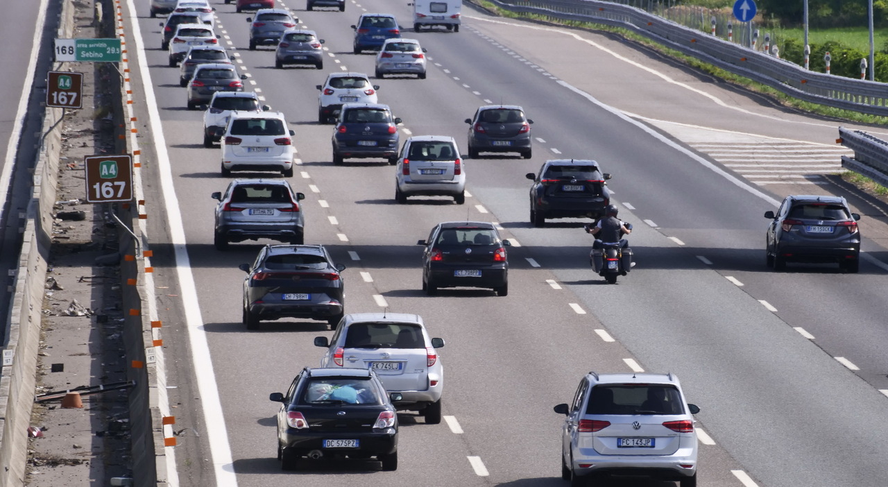 Traffico pazzo, sabato da bollino nero: 13 milioni di auto in viaggio, si fermano i cantieri. Quali strade evitare Traffico pazzo, sabato da bollino nero: 13 milioni di auto in viaggio, si fermano i cantieri. Quali strade evitare