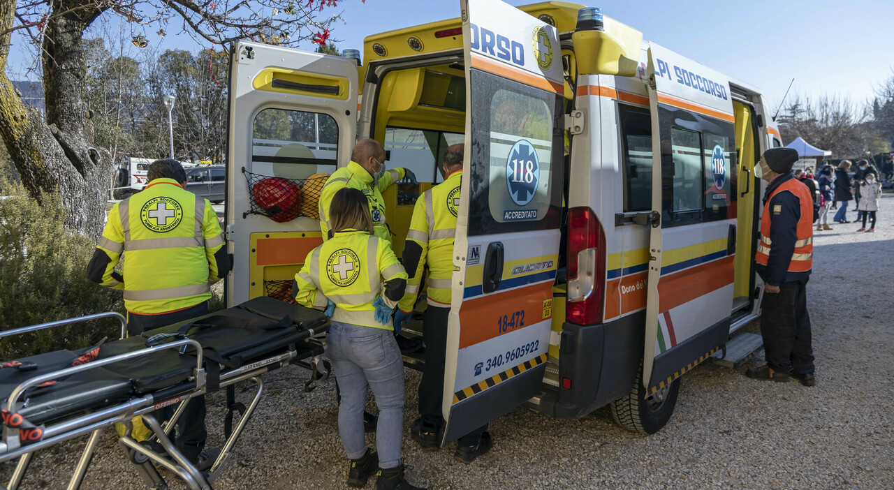 ciclista investito da un camper e abbandonato sul ciglio della strada agonizzante 232 morto in ospedale ricerche del conducente in corso