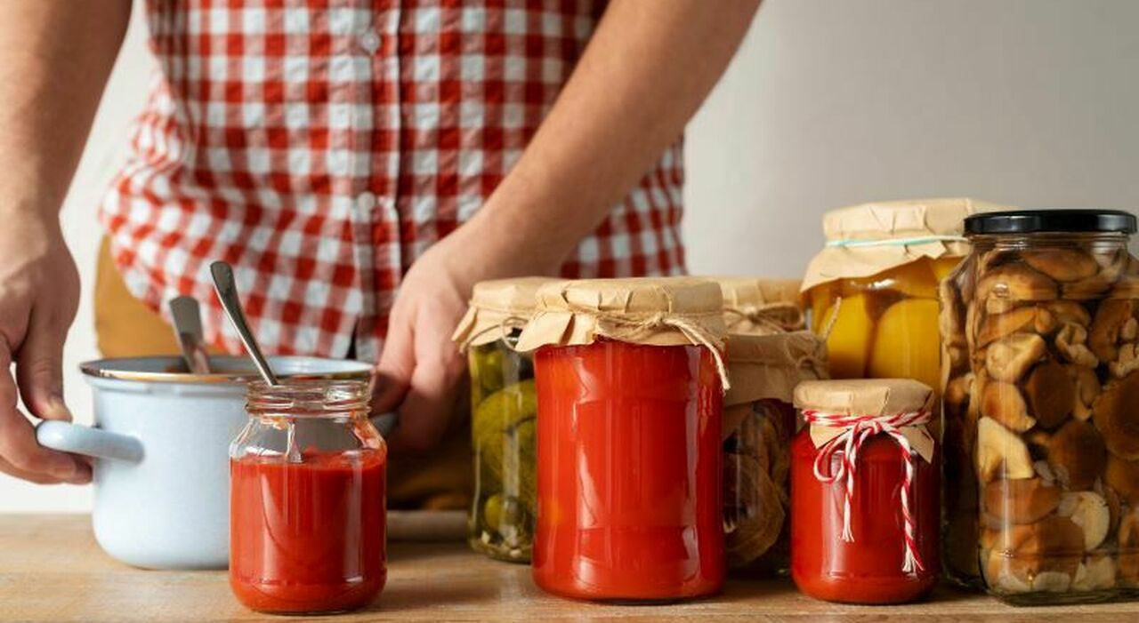 Botulino, l?allarme dei Nas: «Conserve vegetali le più a rischio. Attenti al tappo che fa clic clac». Cos Botulino, l?allarme dei Nas: «Conserve vegetali le più a rischio. Attenti al tappo che fa clic clac». Cos