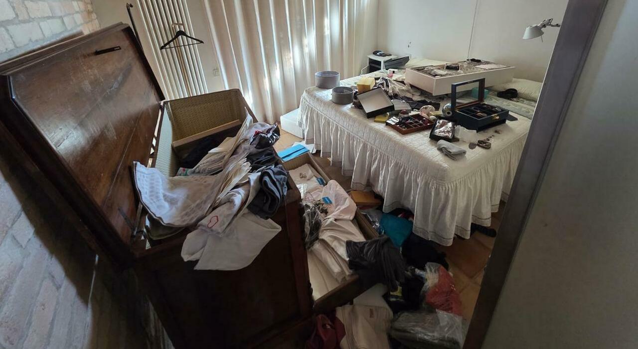 Rapagnano, i proprietari vanno al mare e i ladri svuotano casa: rubati 60mila euro. «Hanno sfondato anche il pavimento» Rapagnano, i proprietari vanno al mare e i ladri svuotano casa: rubati 60mila euro. «Hanno sfondato anche il pavimento»
