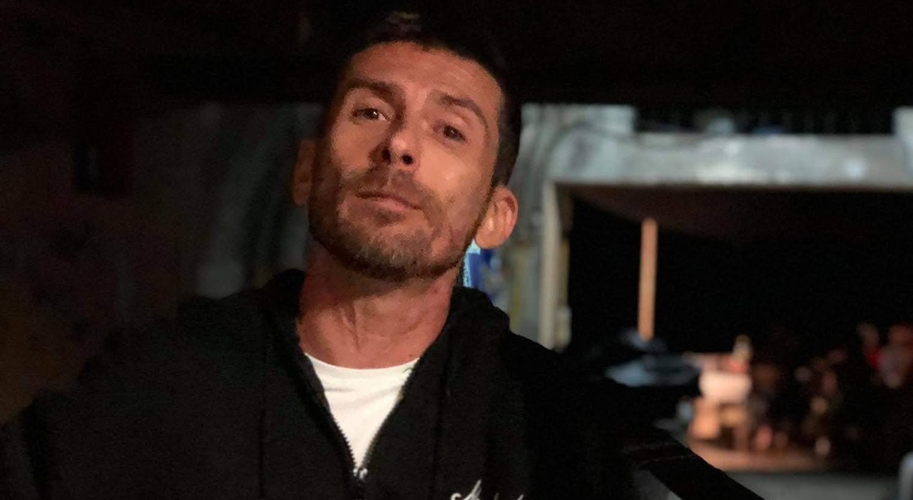 Lo cercano al cellulare, il giovane papà non risponde: Alessandro Silvestri trovato morto sul letto Lo cercano al cellulare, il giovane papà non risponde: Alessandro Silvestri trovato morto sul letto