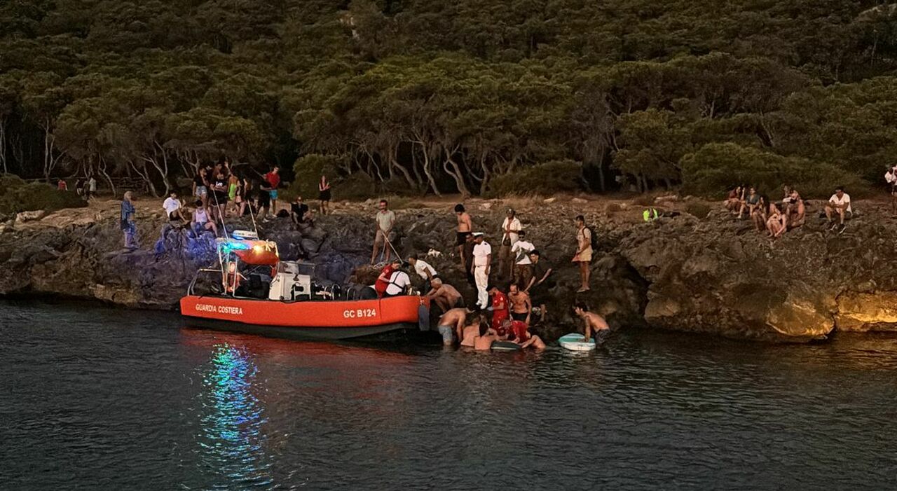 salento si tuffa in mare e si ferisce sugli scogli bagnante in ospedale