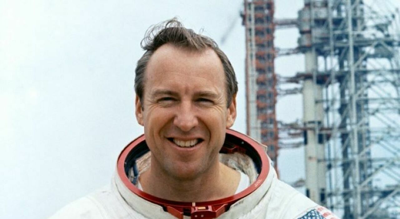 https://statics.cedscdn.it/photos/MED_HIGH/2025/08/08/9003250_08215028_jim_apollo_13_morto.jpg