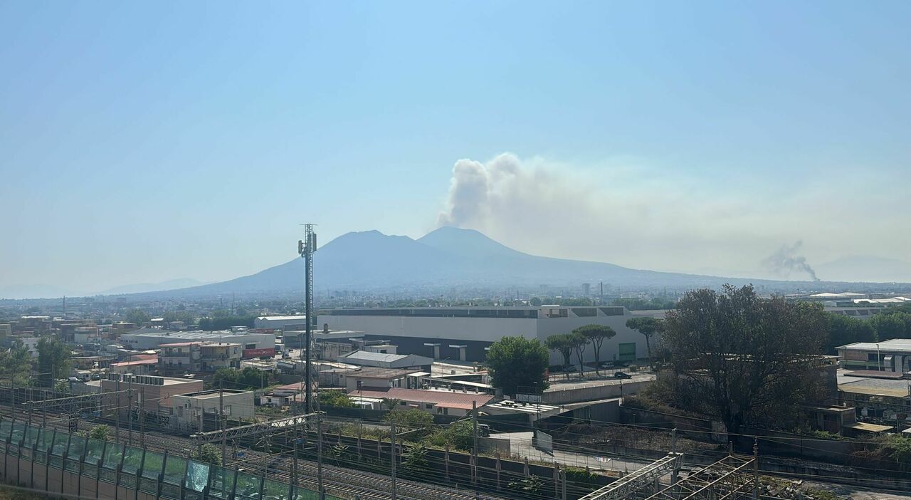 Incendio sul Vesuvio, resta critica la situazione: «Fiamme a qualche chilometro dalle case» Incendio sul Vesuvio, resta critica la situazione: «Fiamme a qualche chilometro dalle case»
