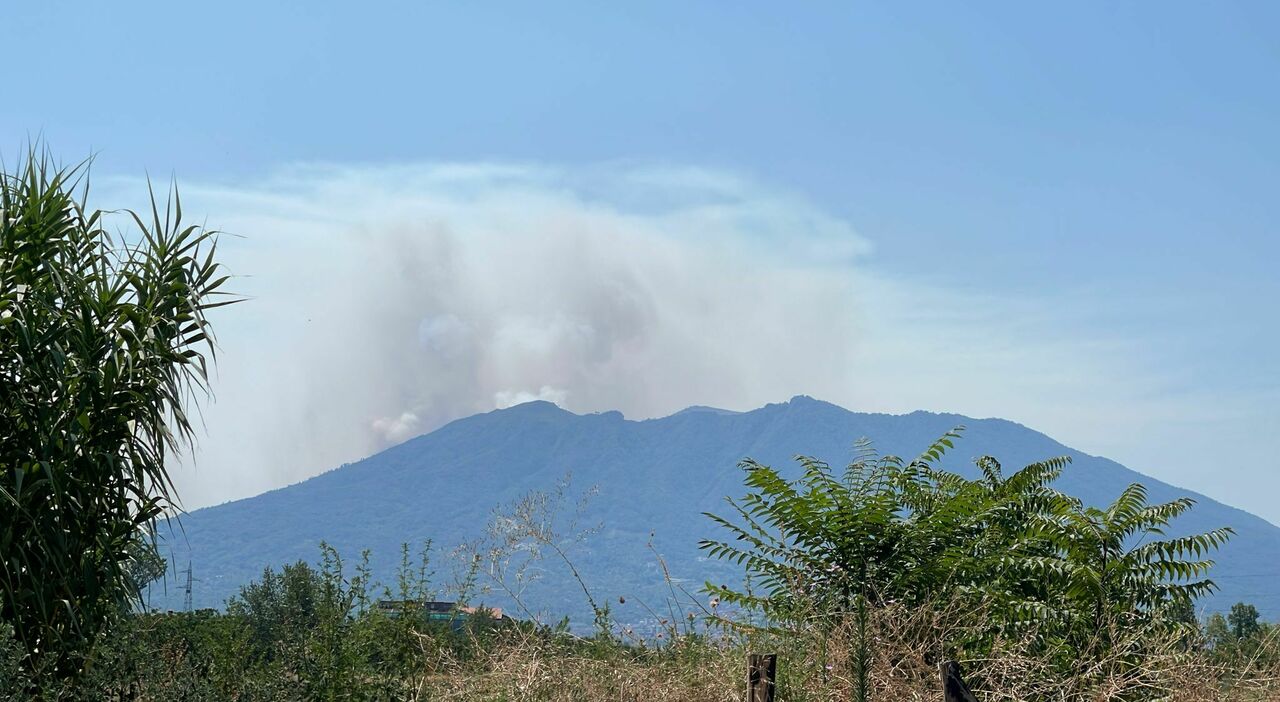 incendio sul vesuvio resta critica la situazione la protezione civile chiede invio dell esercito