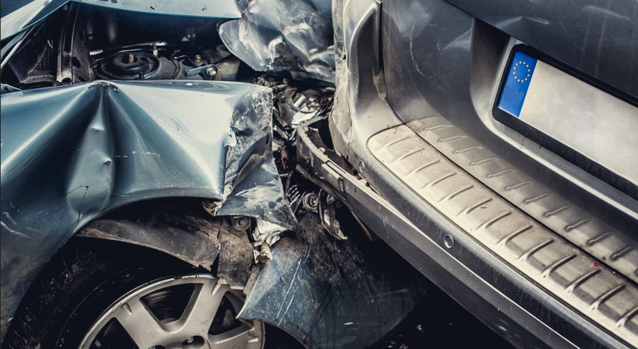 https://statics.cedscdn.it/photos/MED_HIGH/2025/08/09/9004505_09123554_incidente_porche.jpg