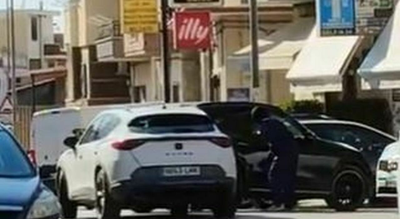 furto in pieno giorno rubano un auto e fuggono indisturbati mentre i passanti filmano la scena il video choc