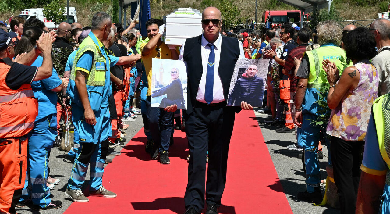 https://statics.cedscdn.it/photos/MED_HIGH/2025/08/09/9004614_09154924_gianni_trappolini_giulia_santoni_funerali_vittime_incidente_a1_foto_oggi_9_8_2025.jpg