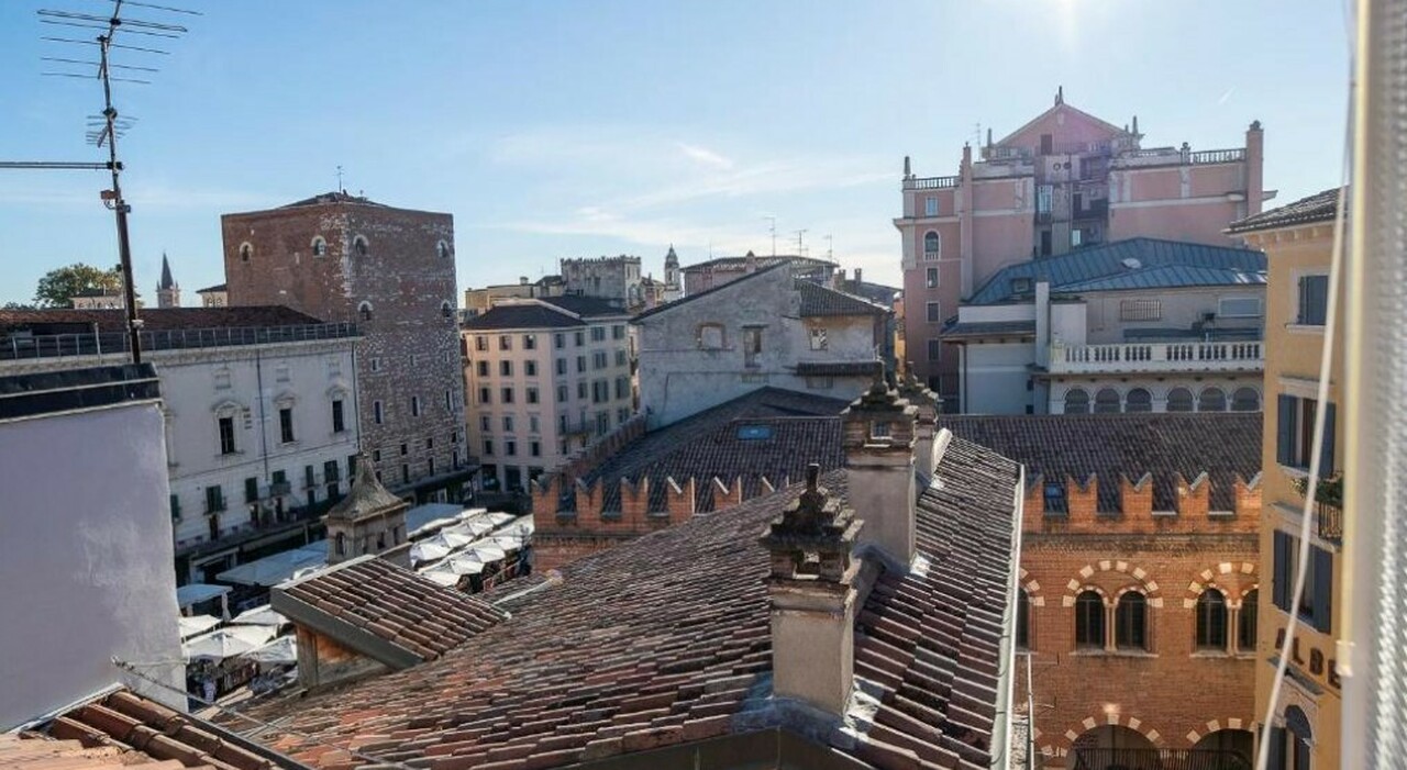 https://statics.cedscdn.it/photos/MED_HIGH/2025/08/09/9004742_09182519_luxury_rooftop_verona_300mila_euro_errore_booking_oggi_9_8_2025.jpg