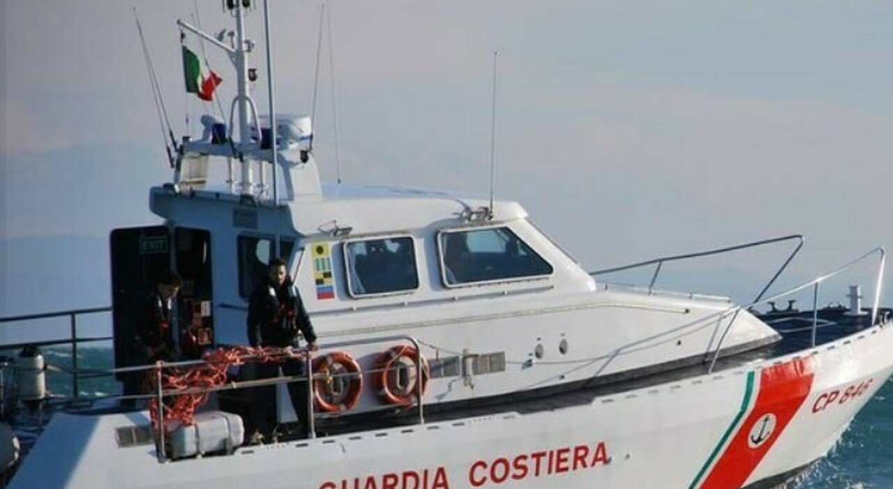 Scivola dal gommone e finisce sull