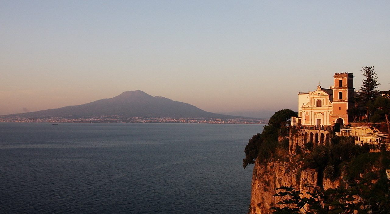 https://statics.cedscdn.it/photos/MED_HIGH/2025/08/09/9004838_09202331_vicoequense_annunziatta_5919sh.jpg