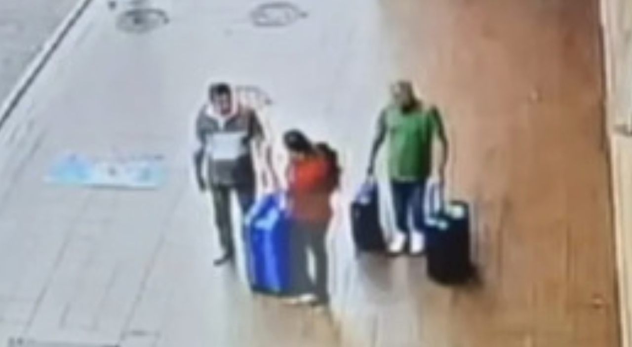 https://statics.cedscdn.it/photos/MED_HIGH/2025/08/09/9004897_09211453_federico_starnone_latitante_arrestato_colombia_oggi_9_8_2025.jpg