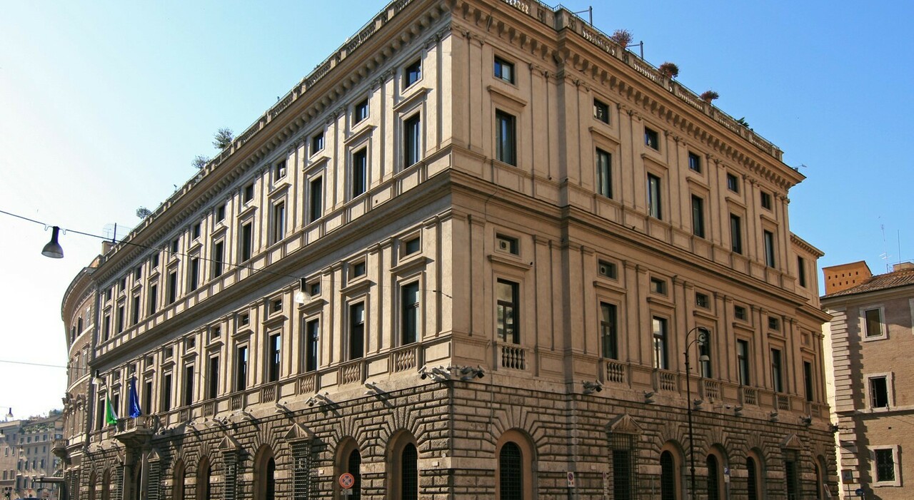 https://statics.cedscdn.it/photos/MED_HIGH/2025/08/10/9006009_10102353_palazzo_vidoni_roma_dfp.jpg