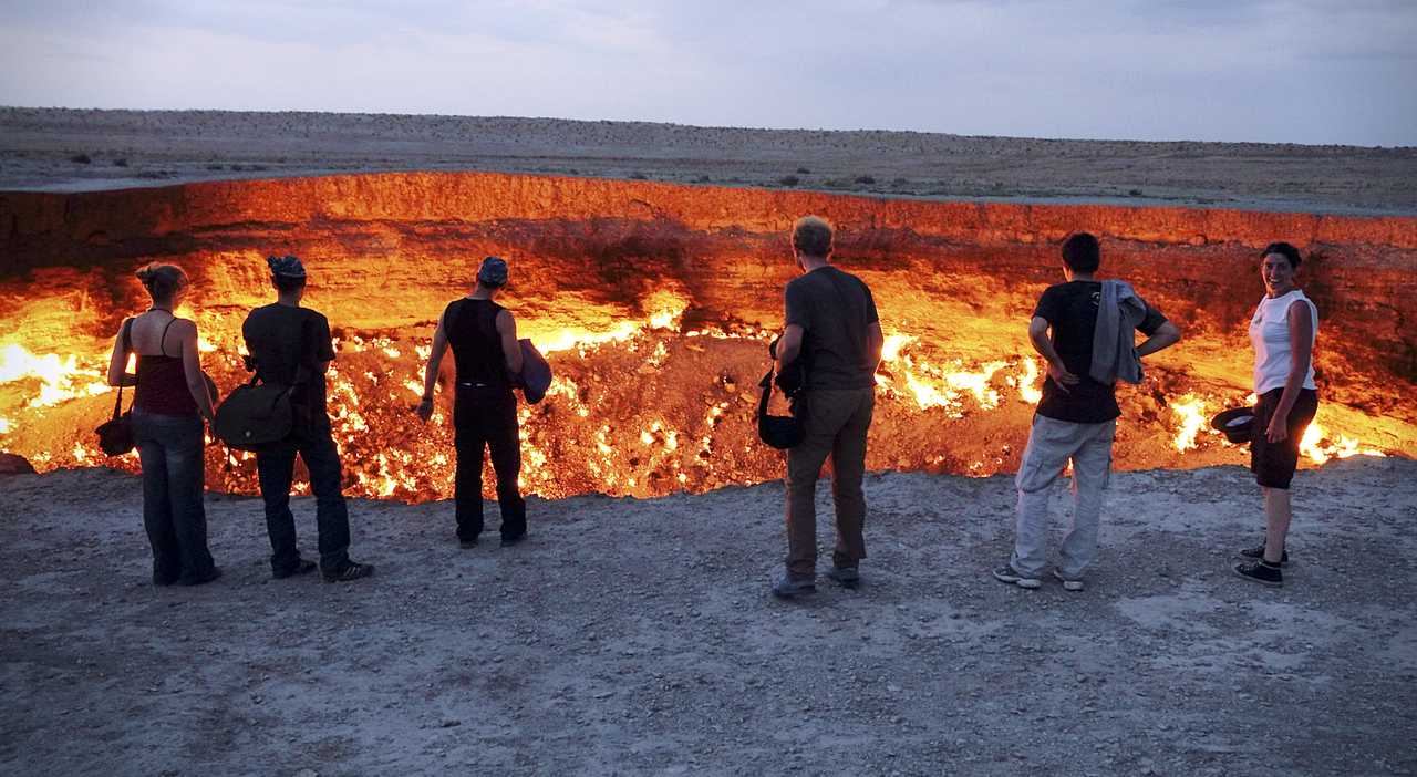 https://statics.cedscdn.it/photos/MED_HIGH/2025/08/10/9006043_10111534_turkmenistan_porta_inferno.jpg