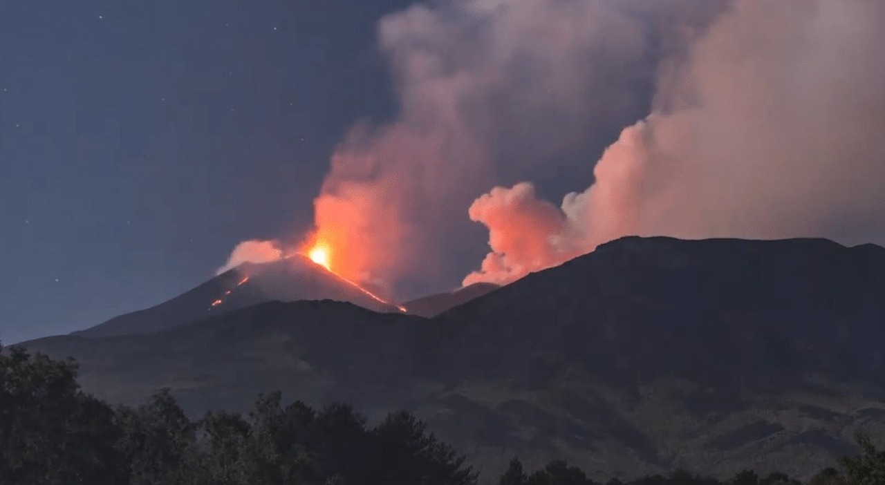 etna colata lavica a 3000 metri si apre nuova bocca effusiva e scatta l allerta arancione per i voli possibile eruzione