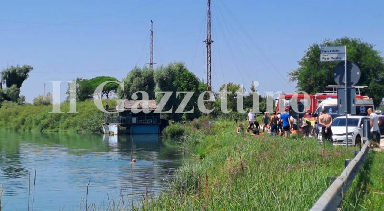 auto cade nel sile bambino di 5 anni resta bloccato sul seggiolino nella vettura sottacqua 232 in fin di vita