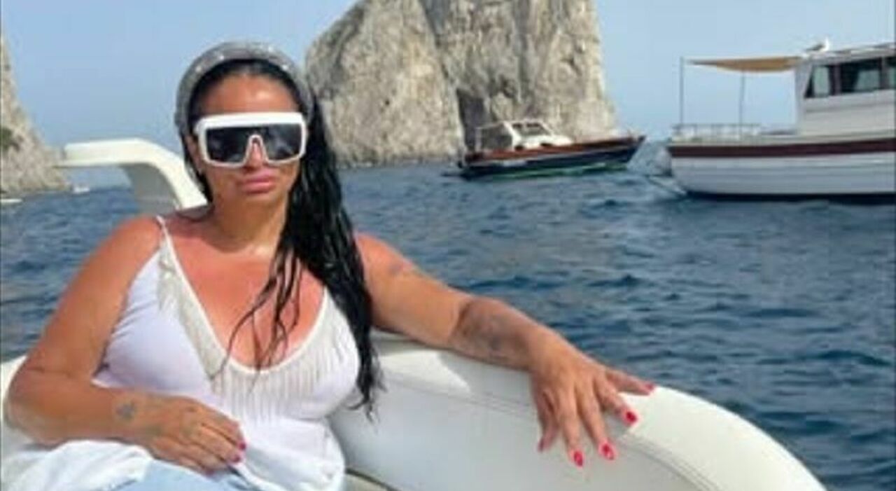 https://statics.cedscdn.it/photos/MED_HIGH/2025/08/10/9006177_10145406_rita_de_crescenzo_ischia.jpg