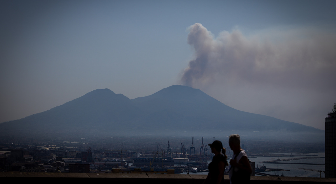 incendio sul vesuvio tre i fronti di fuoco ancora attivi