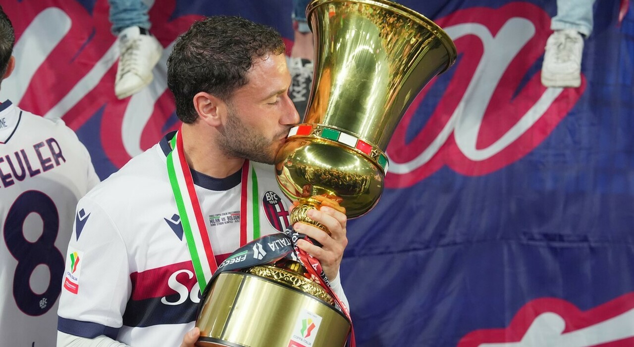 https://statics.cedscdn.it/photos/MED_HIGH/2025/08/10/9006214_10160143_davide_calabria_patente_ritirata_smartphone_guida_oggi_10_8_2025.jpg