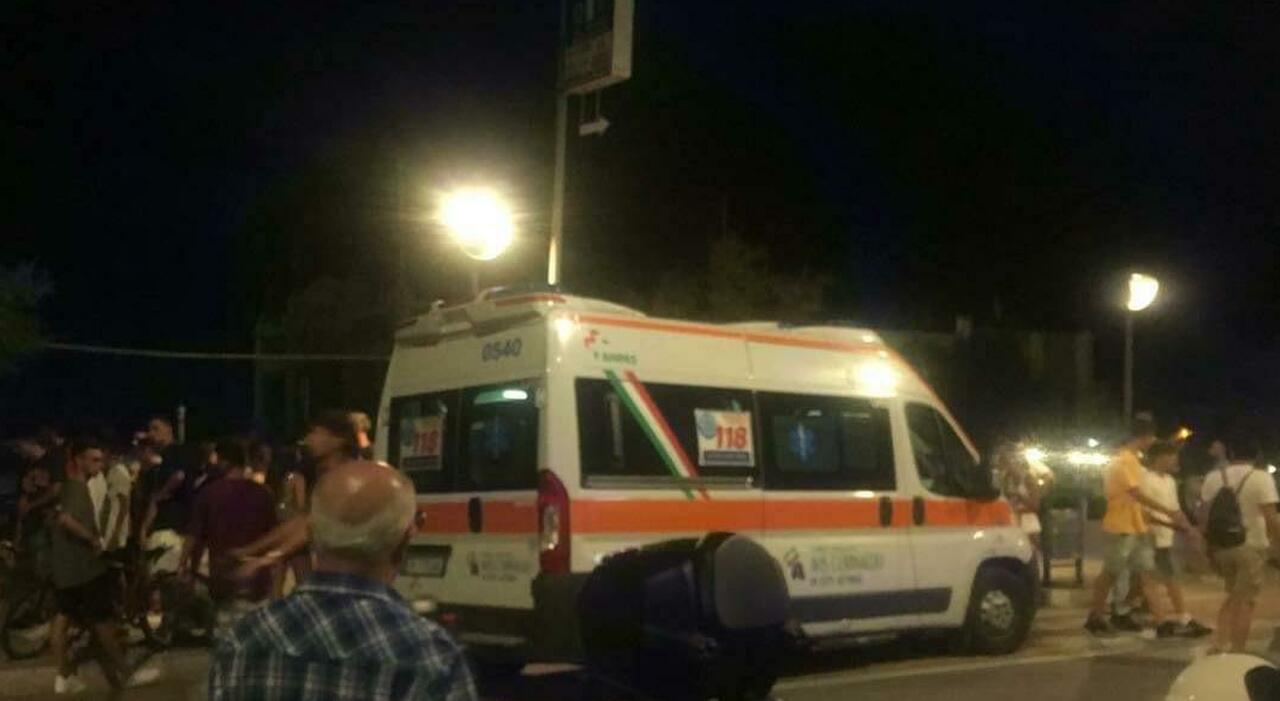 colto da infarto mentre passeggia sul lungomare due ragazzi afferrano il defibrillatore installato dal comune di civitanova e lo salvano