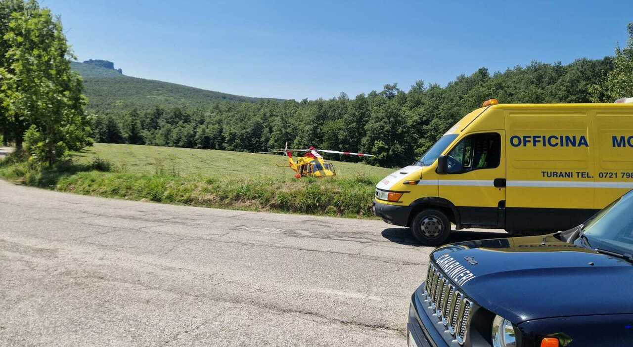 carpegna vacanza finisce in tragedia perde il controllo della moto e la coppia vola sull asfalto muore una giovane ferito il compagno