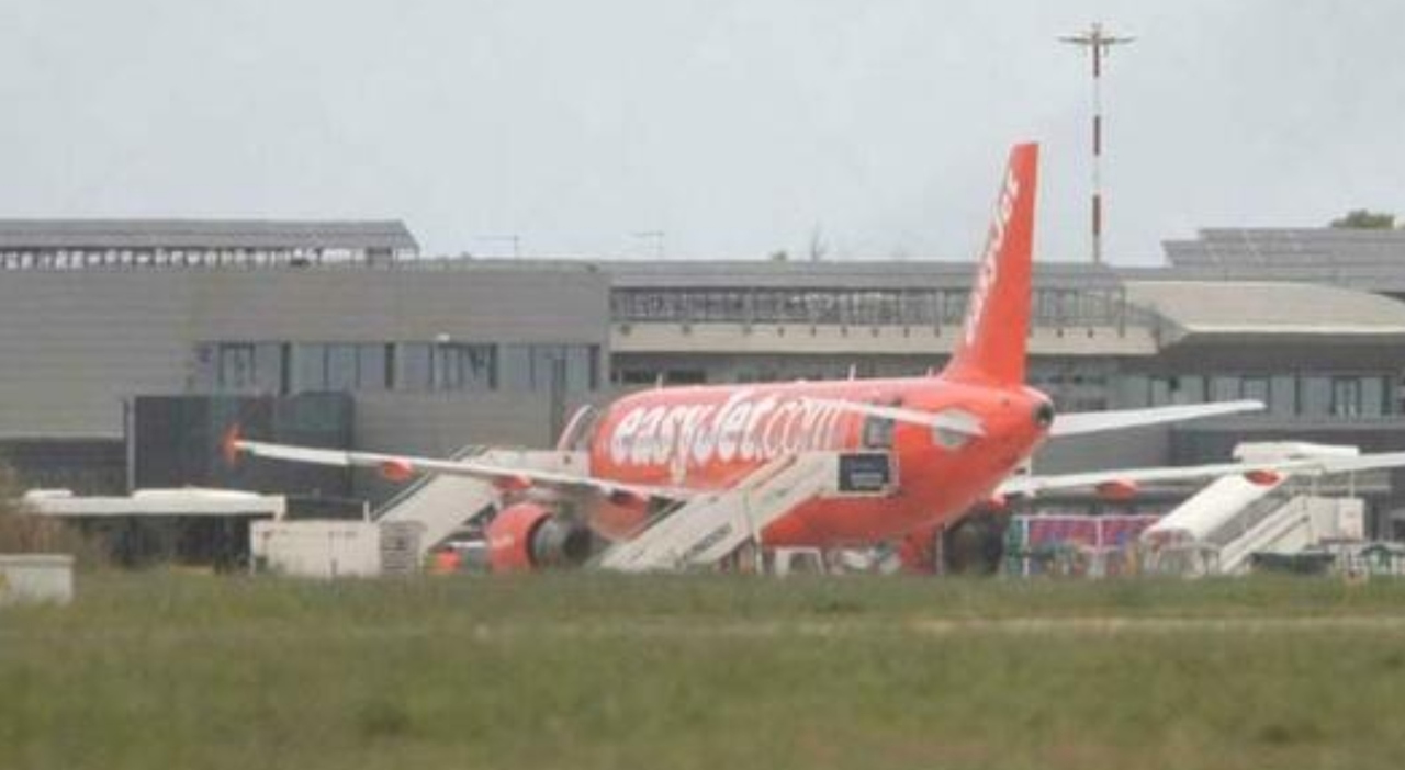 https://statics.cedscdn.it/photos/MED_HIGH/2025/08/10/9006261_10170304_atterraggio_emergenza_easyjet_brindisi_oggi_10_8_2025.jpg
