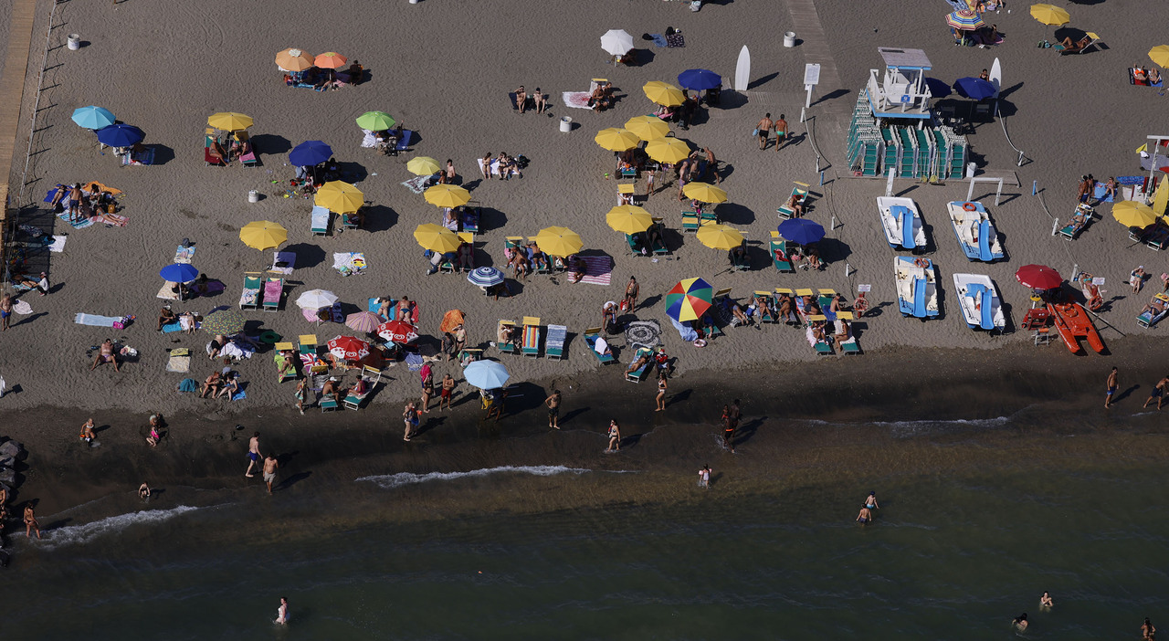 Spiagge vuote, balneari tra speranze e pretese: «Ferragosto andrà meglio ma non basta, servono sgravi fiscali» Spiagge vuote, balneari tra speranze e pretese: «Ferragosto andrà meglio ma non basta, servono sgravi fiscali»