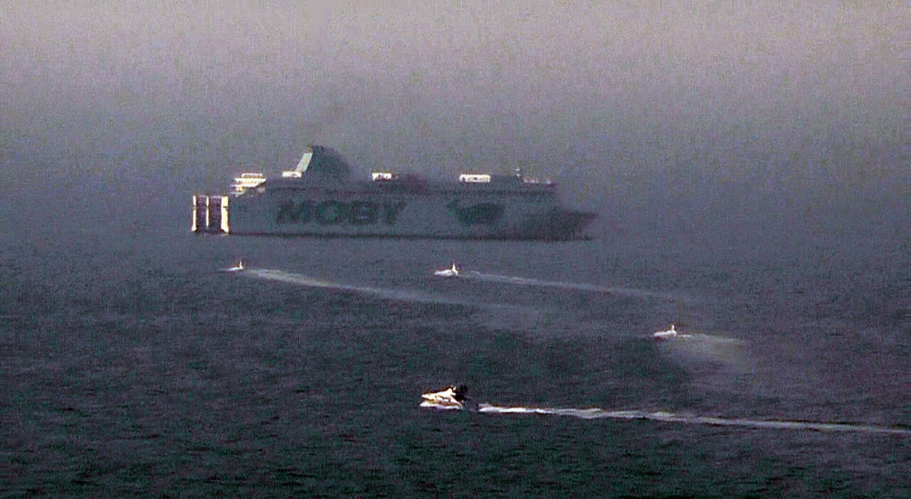 traghetto in fiamme al largo di capri paura per 155 passeggeri nave alla deriva rimorchiata in porto a napoli cosa 232 successo