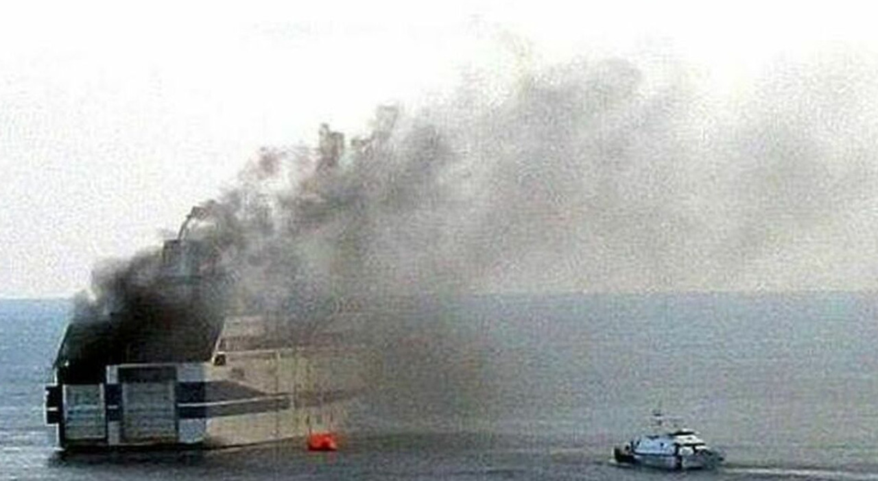 Incendio sul traghetto Raffaele Rubattino, nave alla deriva nel golfo di Napoli: il capitano lancia il mayday Incendio sul traghetto Raffaele Rubattino, nave alla deriva nel golfo di Napoli: il capitano lancia il mayday