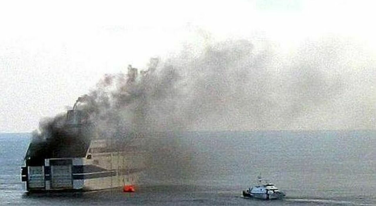 incendio sulla nave rubattino paura al largo di capri nessun ferito
