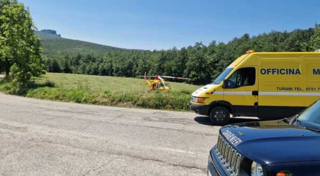 https://statics.cedscdn.it/photos/MED_HIGH/2025/08/10/9006390_10194537_incidente_mortale_carpegna_turisti_francesi_oggi_10_8_2025.jpg
